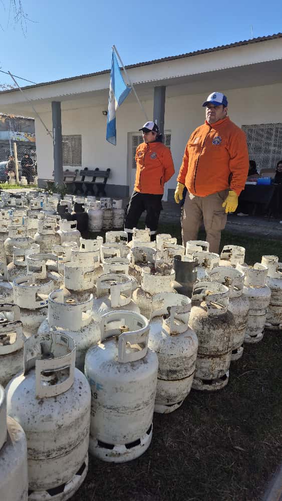 Imagen de DESARROLLO SOCIAL CONCENTRÓ LA ENTREGA DE GARRAFAS EN LA DELEGACIÓN ELUNEY, VILLA OBRERA Y NUEVA ESPAÑA
