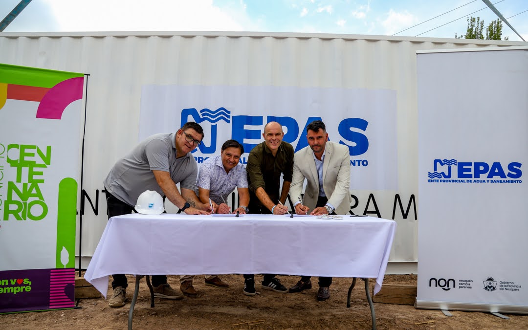 Imagen de Más agua para Centenario: el Municipio firmó el comodato de un módulo potabilizador que reforzará el suministro