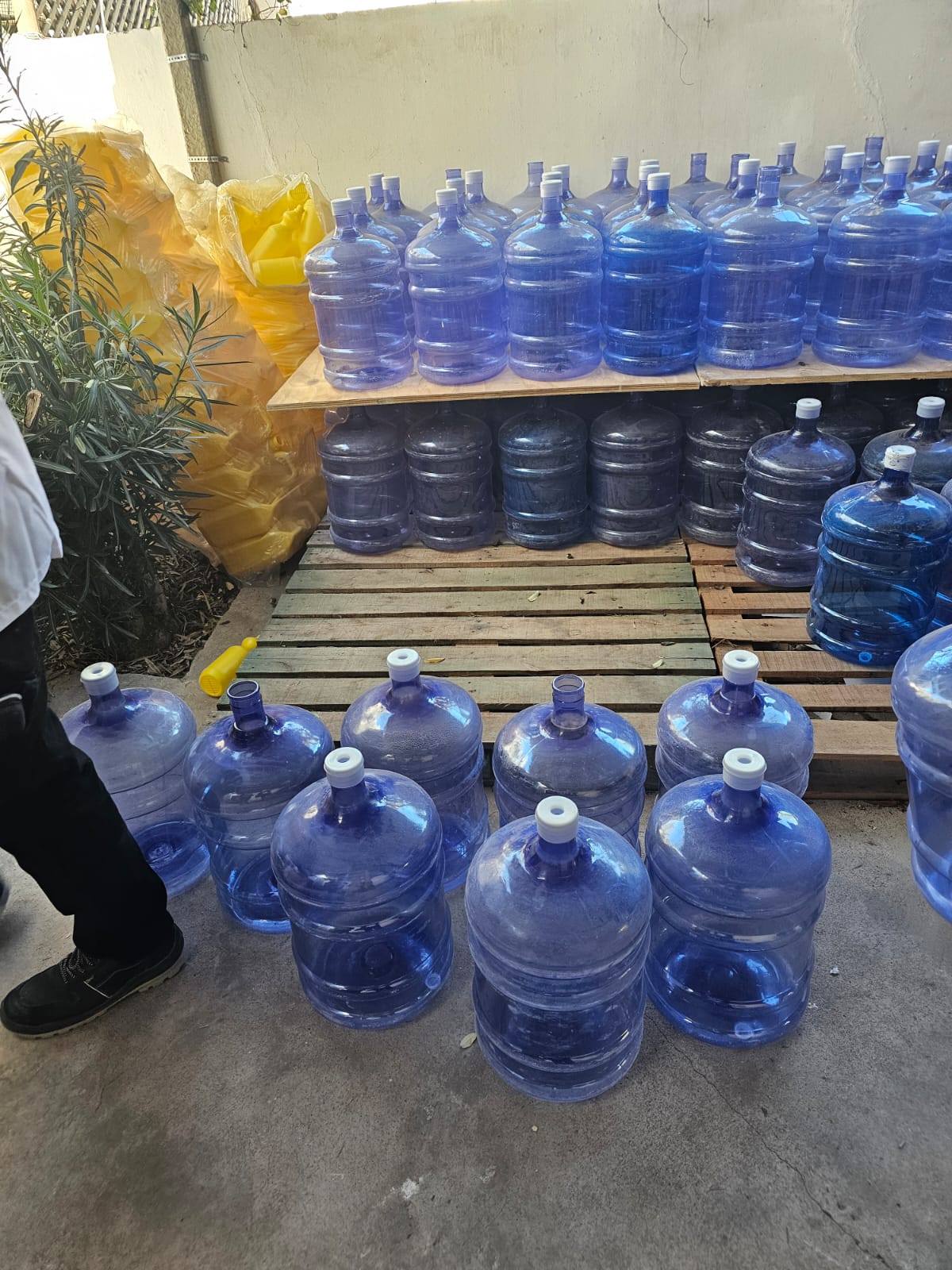 Imagen de EL MUNICIPIO DESBARATÓ UNA ACTIVIDAD CLANDESTINA DE COMERCIALIZACIÓN DE AGUA ENVASADA EN CENTENARIO