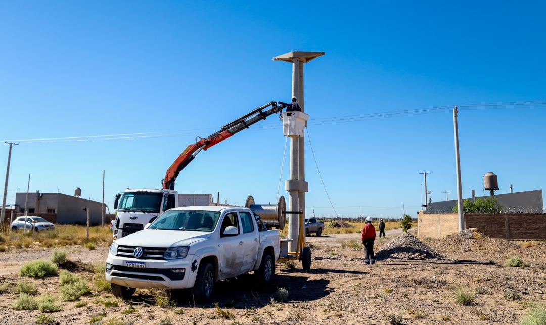 Imagen de ETAPA FINAL DE LA OBRA DE ELECTRIFICACIÓN EN LA MESETA: CALLE VIENTOS NEUQUINOS