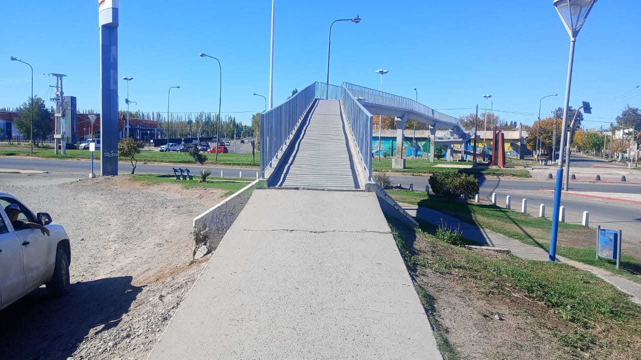 Imagen de EL MUNICIPIO FINALIZÓ LAS TAREAS DE REPARACIÓN Y PUESTA EN VALOR DE LA PASARELA EN LA SEGUNDA ROTONDA